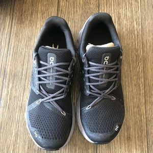 Women’s ON Cloudstratus running shoe sz 8